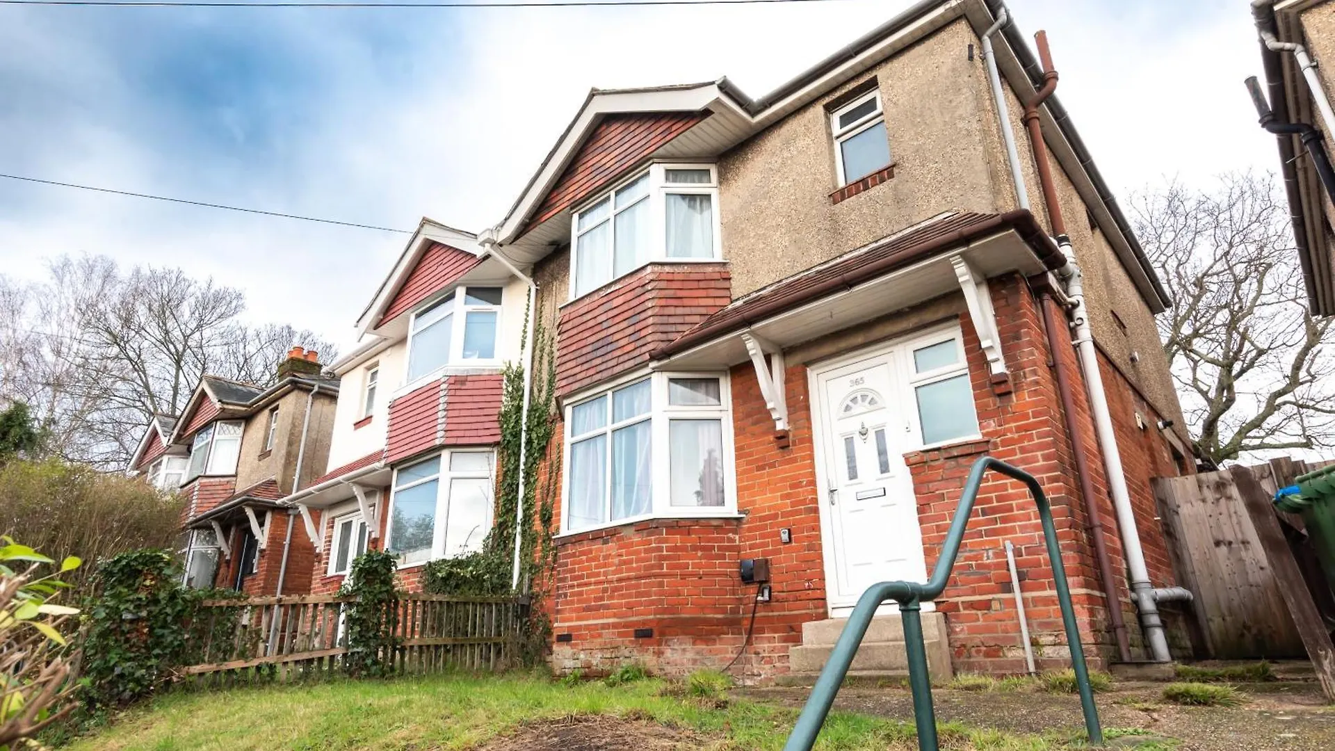 6 Beds In 4 Bedrooms House Southampton Holiday home