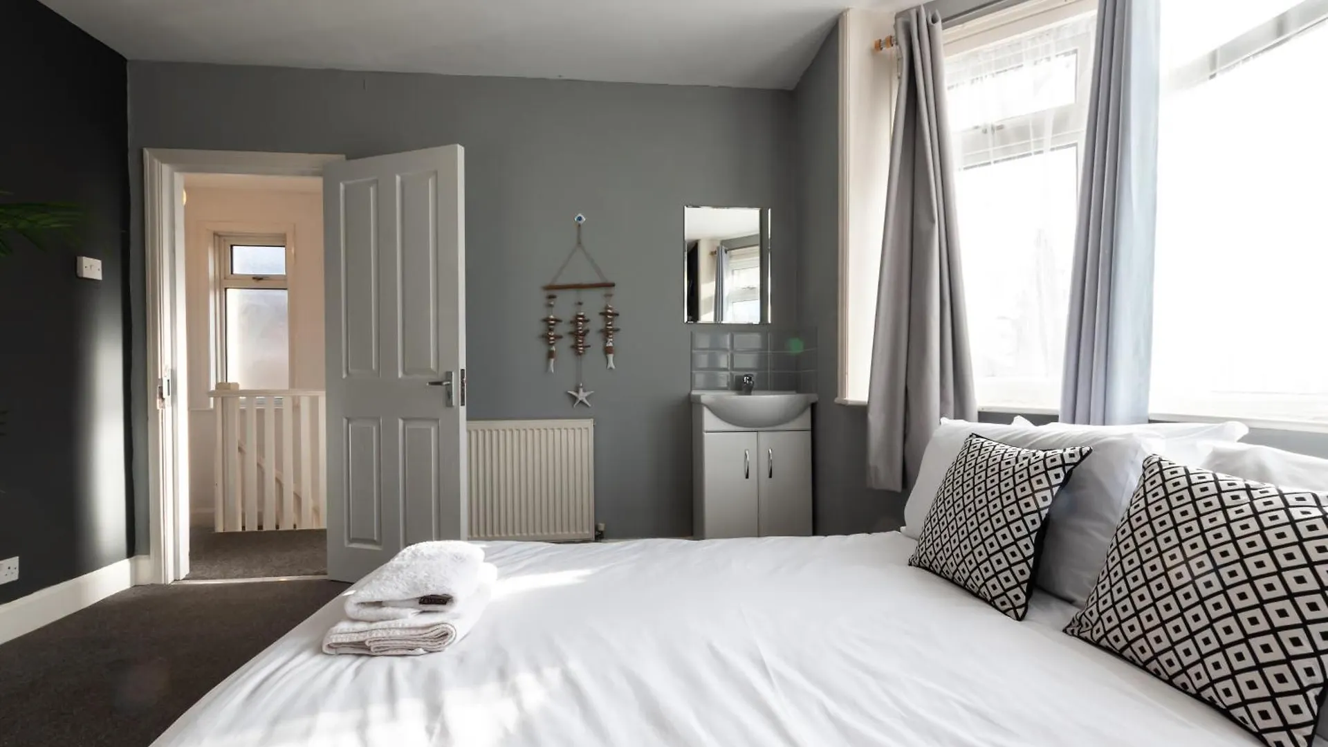6 Beds In 4 Bedrooms House Southampton 0*,