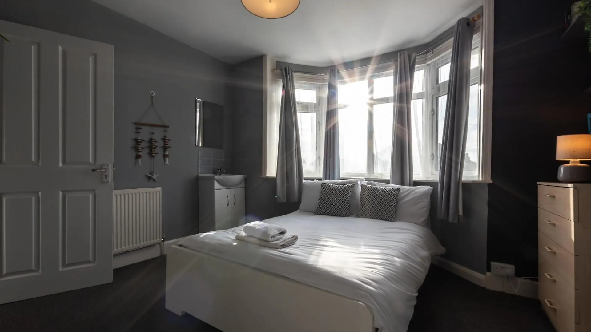 6 Beds In 4 Bedrooms House Southampton Holiday home