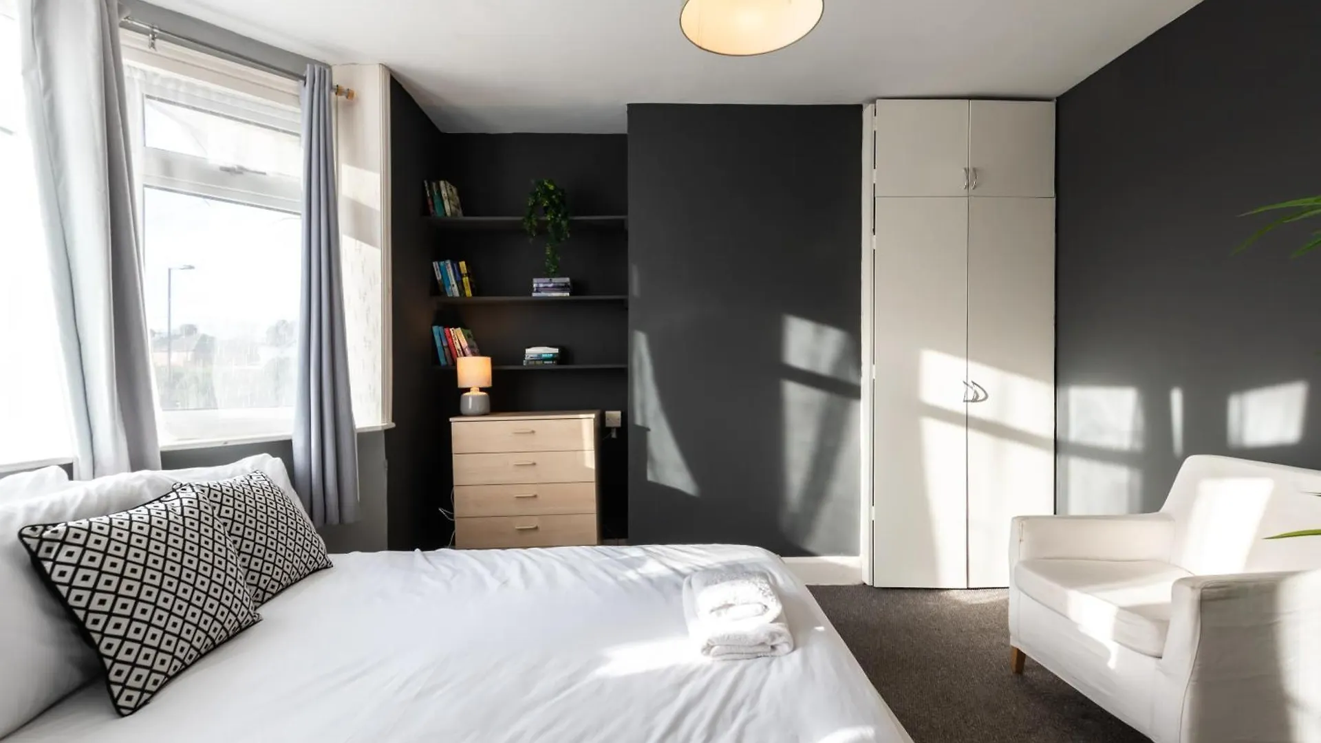 6 Beds In 4 Bedrooms House Southampton