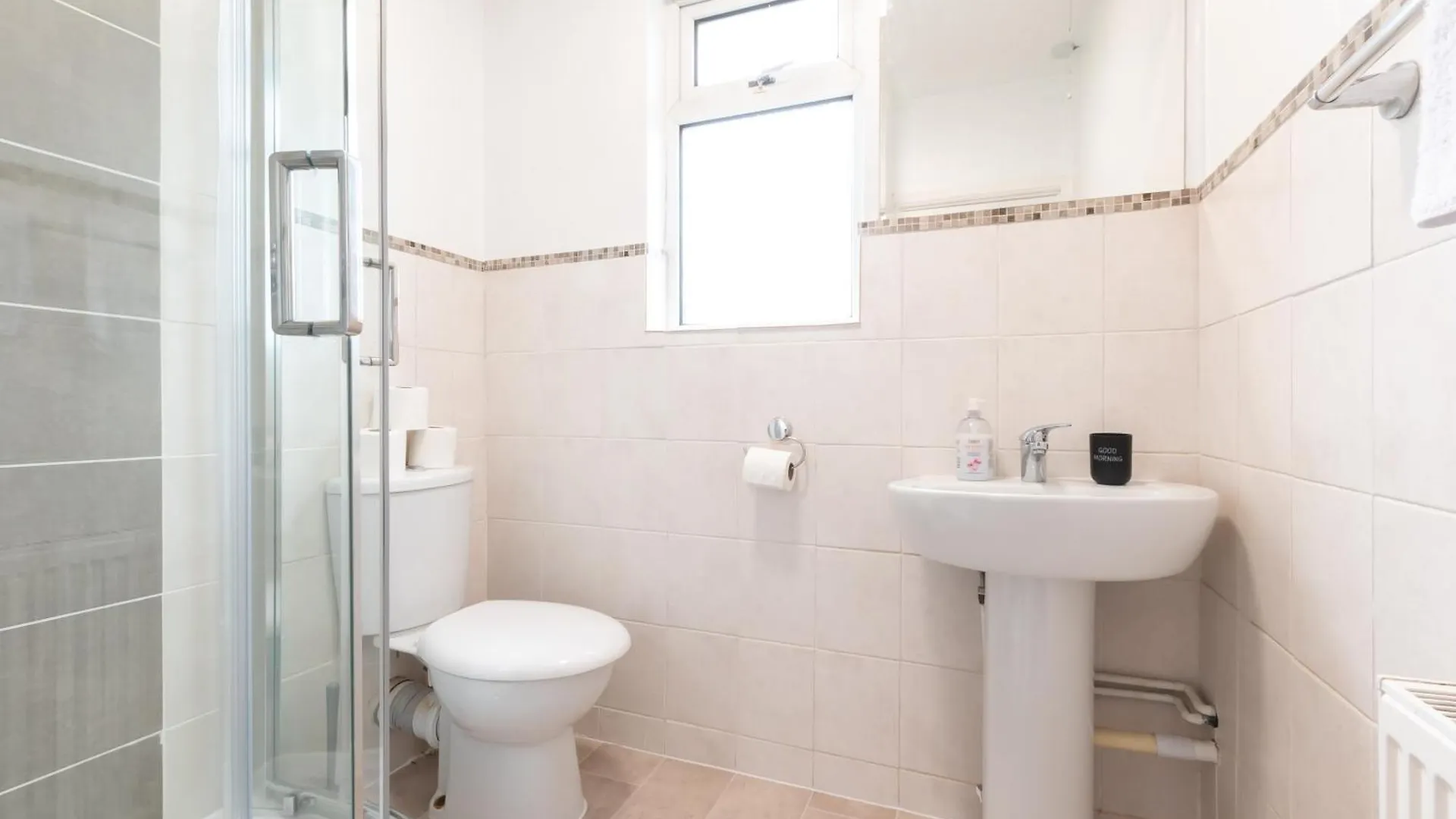 6 Beds In 4 Bedrooms House Southampton